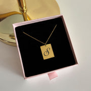 Collana con medaglietta quadrata